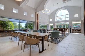 Buffet déjeuner gratuit tous les jours