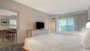 2 Bedroom Suite (1 King,2 Queens) | Skrivebord, skrivebord for bærbar PC og blendingsgardiner