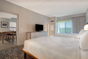 مكتب ومساحة عمل للكمبيوتر المحمول وستائر تعتيم ومكواة/لوح كي