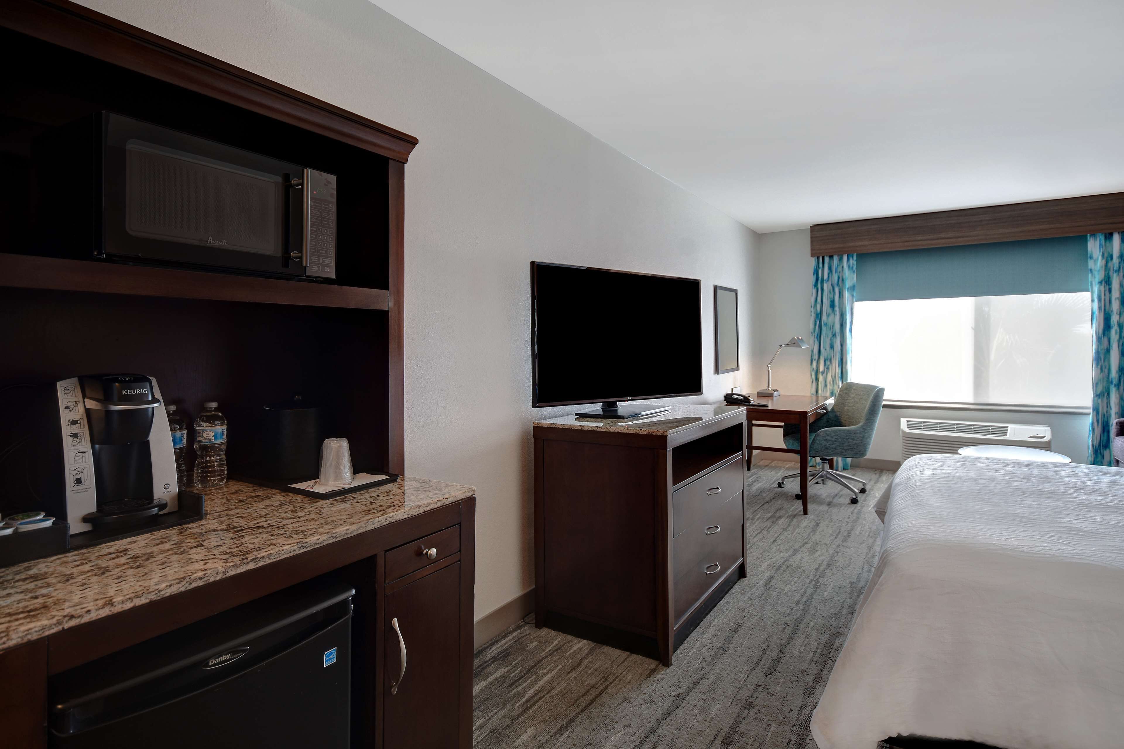 埃及棉床單、高級寢具、客房內保險箱、書桌