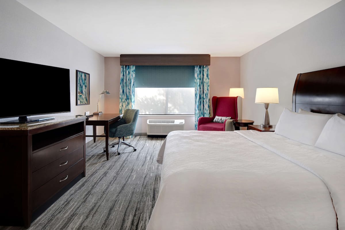 1 bedroom, Egyptian cotton sheets, premium bedding, in-room safe