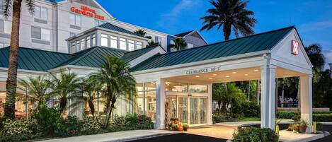 A hotel with a clear entrance, a covered waiting area, and a sign indicating a clearance height of 10'-3".