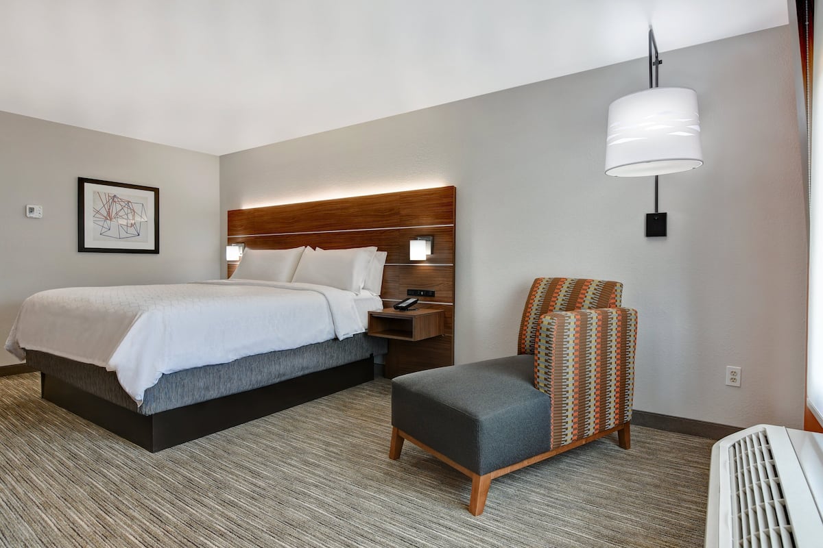 Standard Room, 1 King Bed | In-room safe, desk, iron/ironing board, cribs (free)