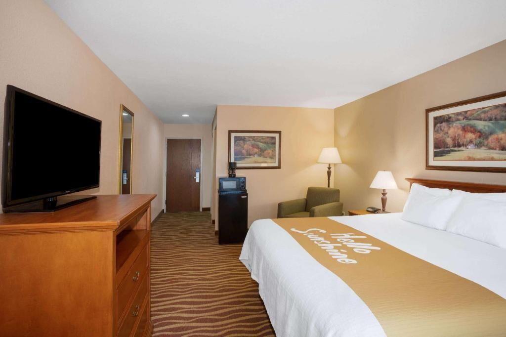 Premium bedding, desk, iron/ironing board, free cribs/infant beds