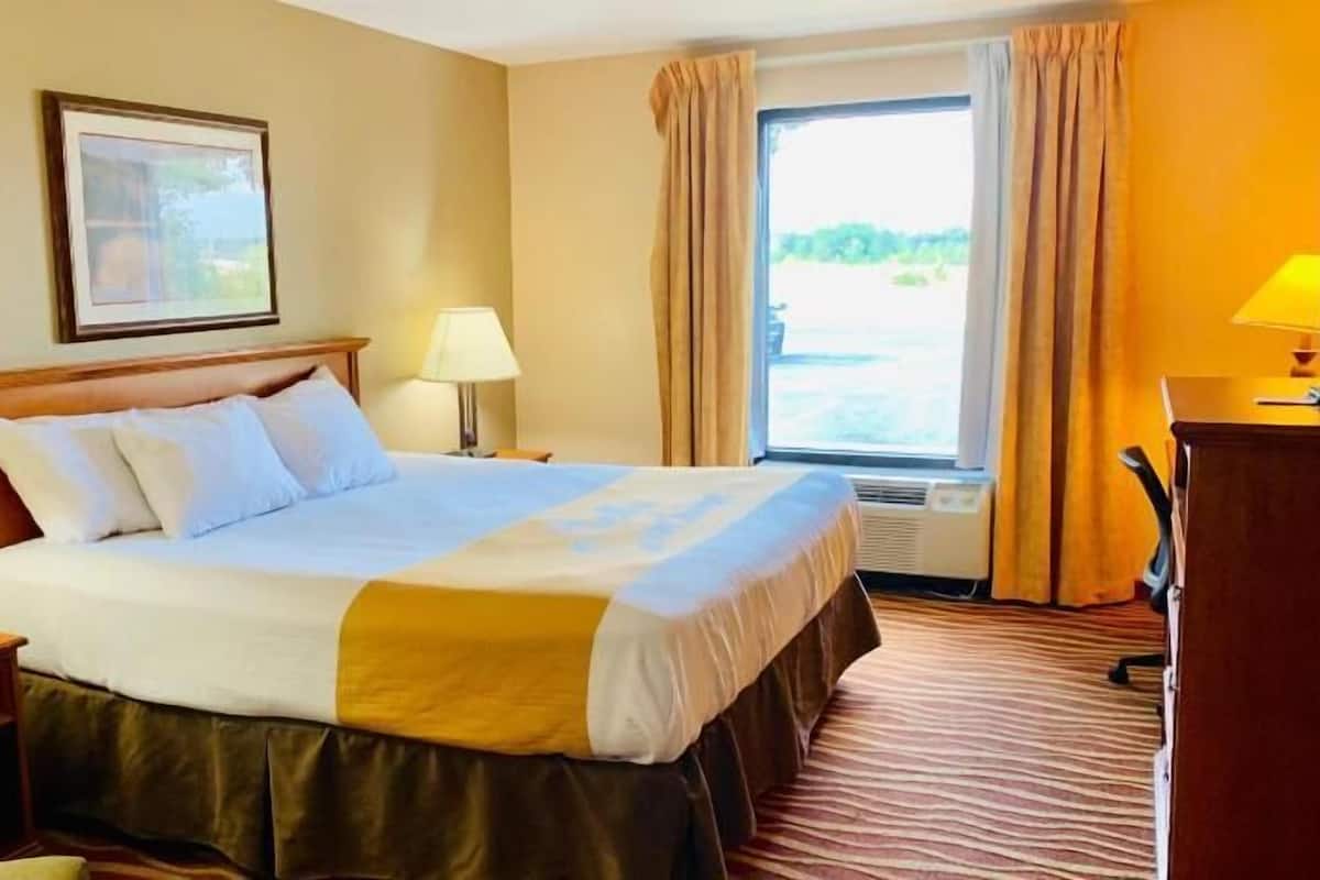 Literie de qualité supérieure, bureau, fer et planche à repasser