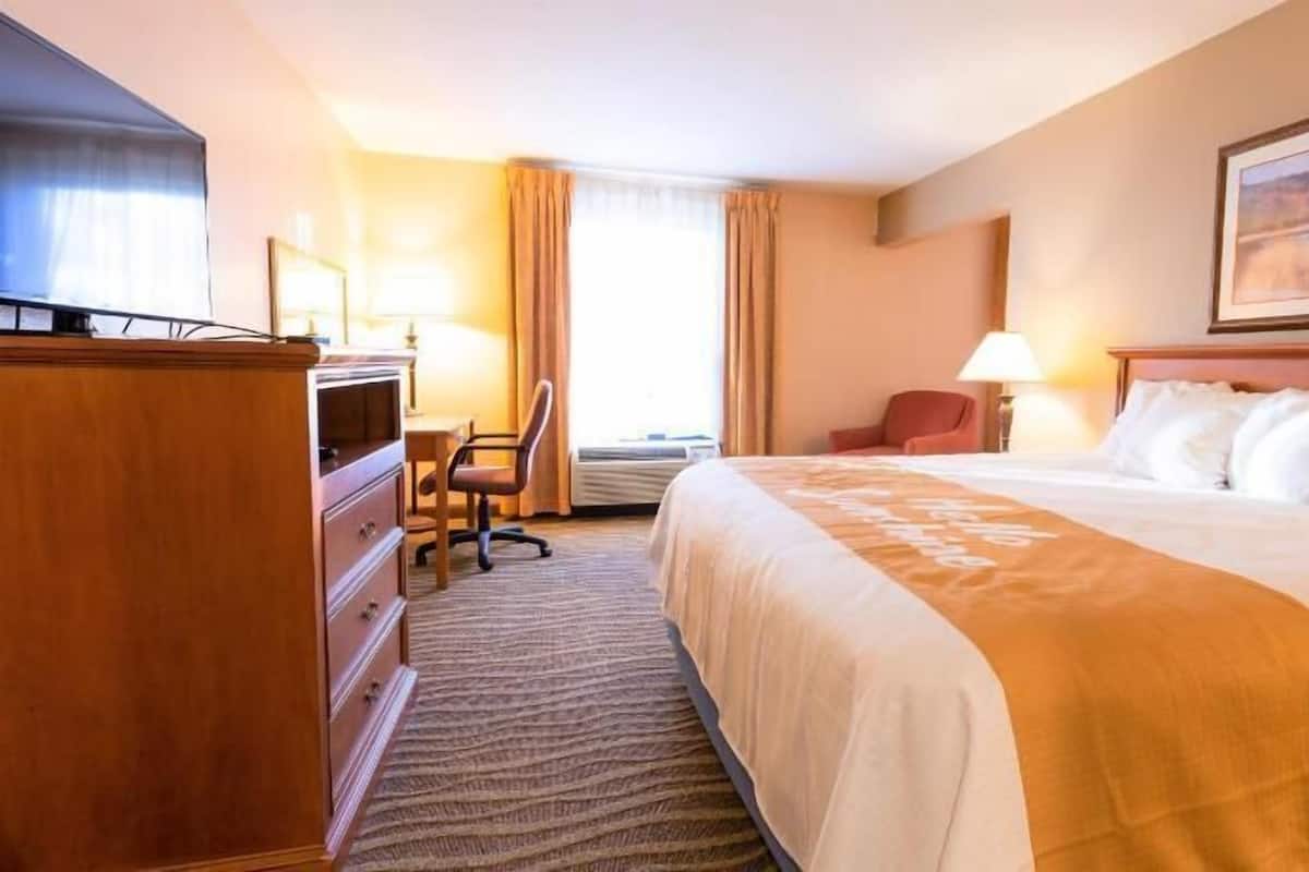 Literie de qualité supérieure, bureau, fer et planche à repasser