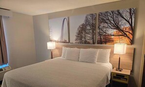 Premium bedding, desk, iron/ironing board, free cribs/infant beds - Days Inn & Suites by Wyndham Cuba (Cuba)