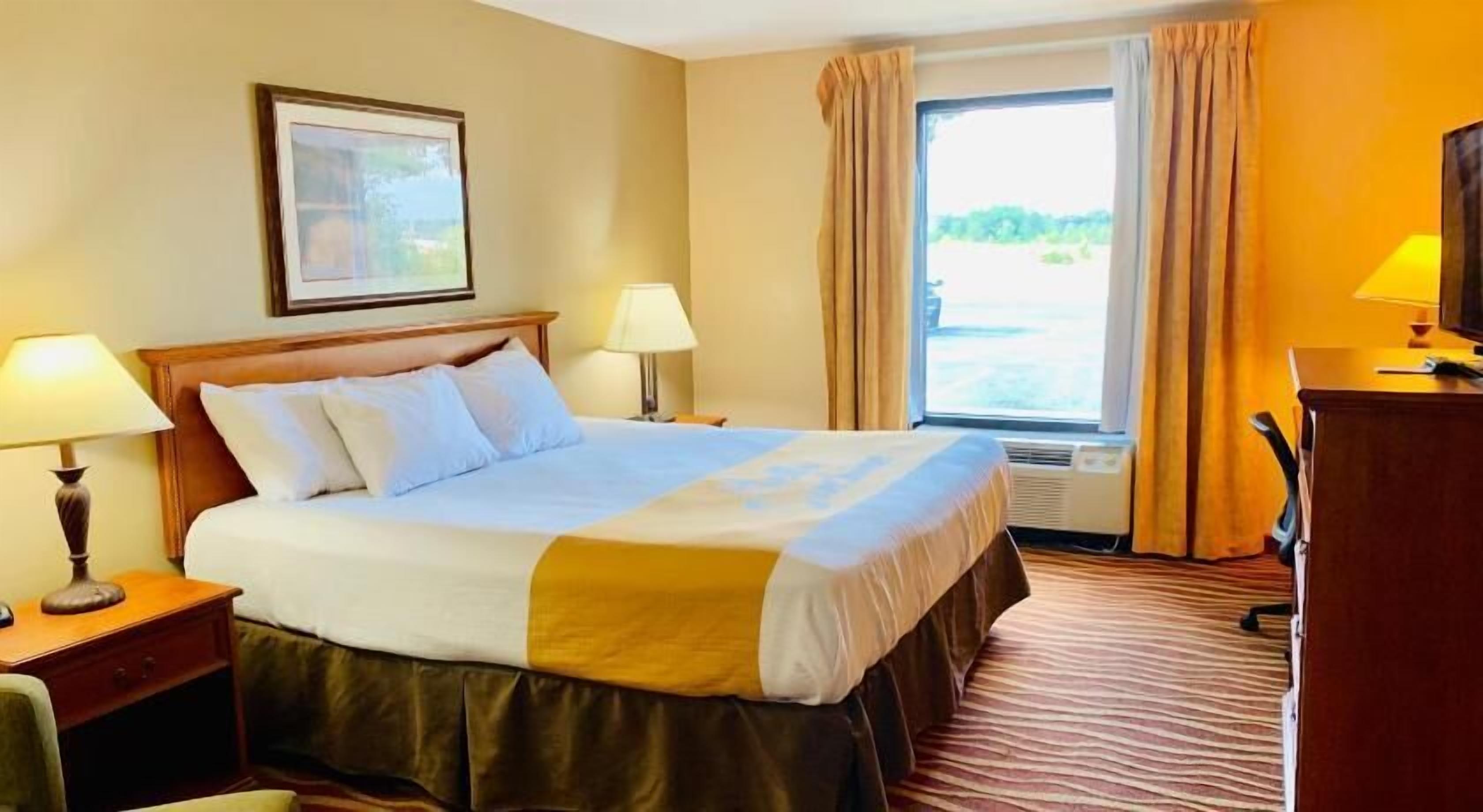 Premium bedding, desk, iron/ironing board, free cribs/infant beds