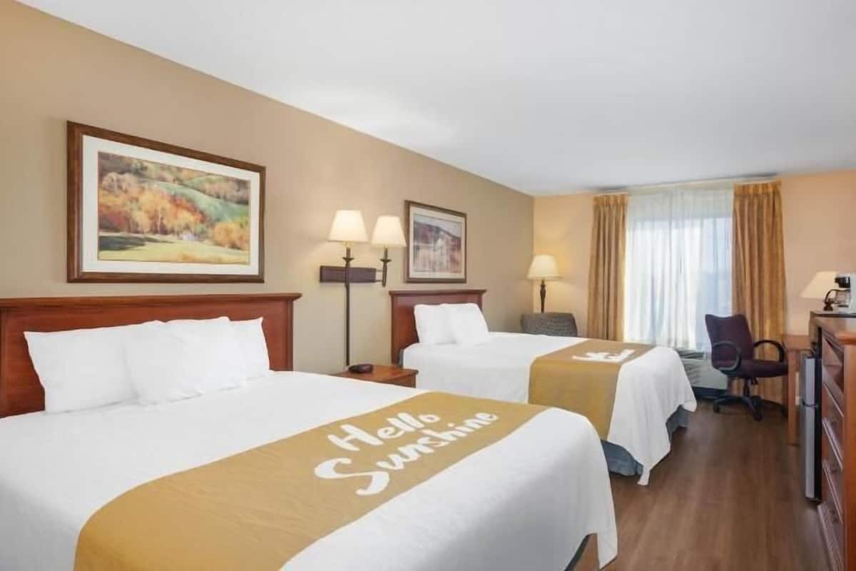 Literie de qualité supérieure, bureau, fer et planche à repasser