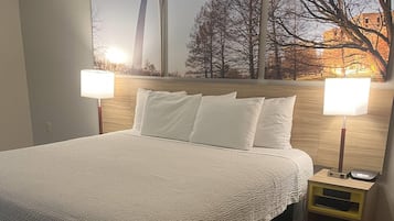 Literie de qualité supérieure, bureau, fer et planche à repasser