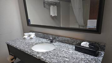 Combined shower/bathtub, free toiletries, hair dryer, towels