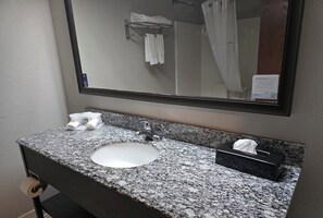 Combined shower/tub, free toiletries, hair dryer, towels - Days Inn & Suites by Wyndham Cuba (Cuba)