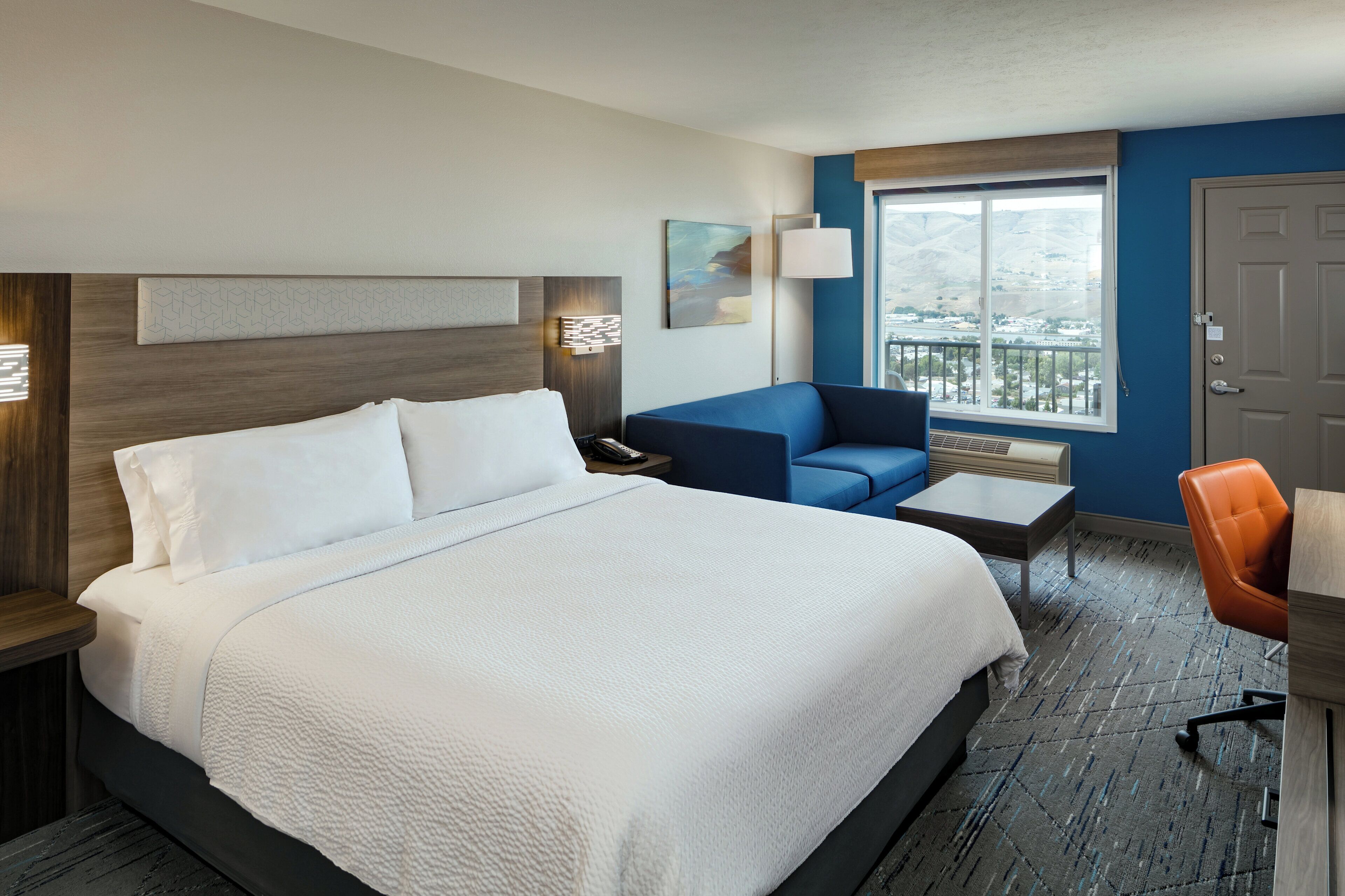 書桌、遮光窗簾/窗簾、熨斗/熨衫板、免費嬰兒床