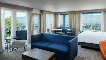 Suite, 1 cama King size, balcón | Escritorio, cortinas blackout y tabla de planchar con plancha