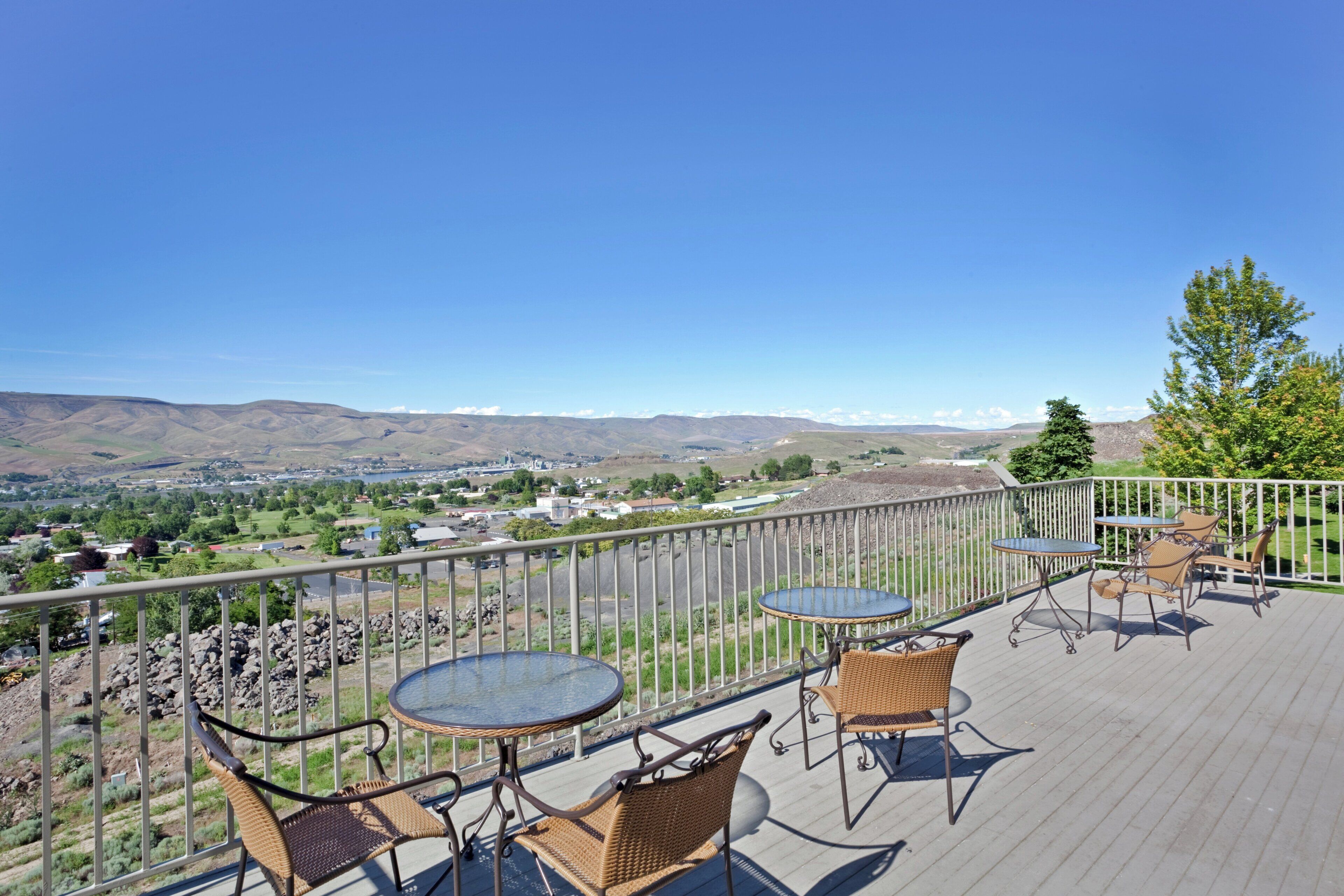 Une terrasse avec des sièges et une vue sur une vallée.