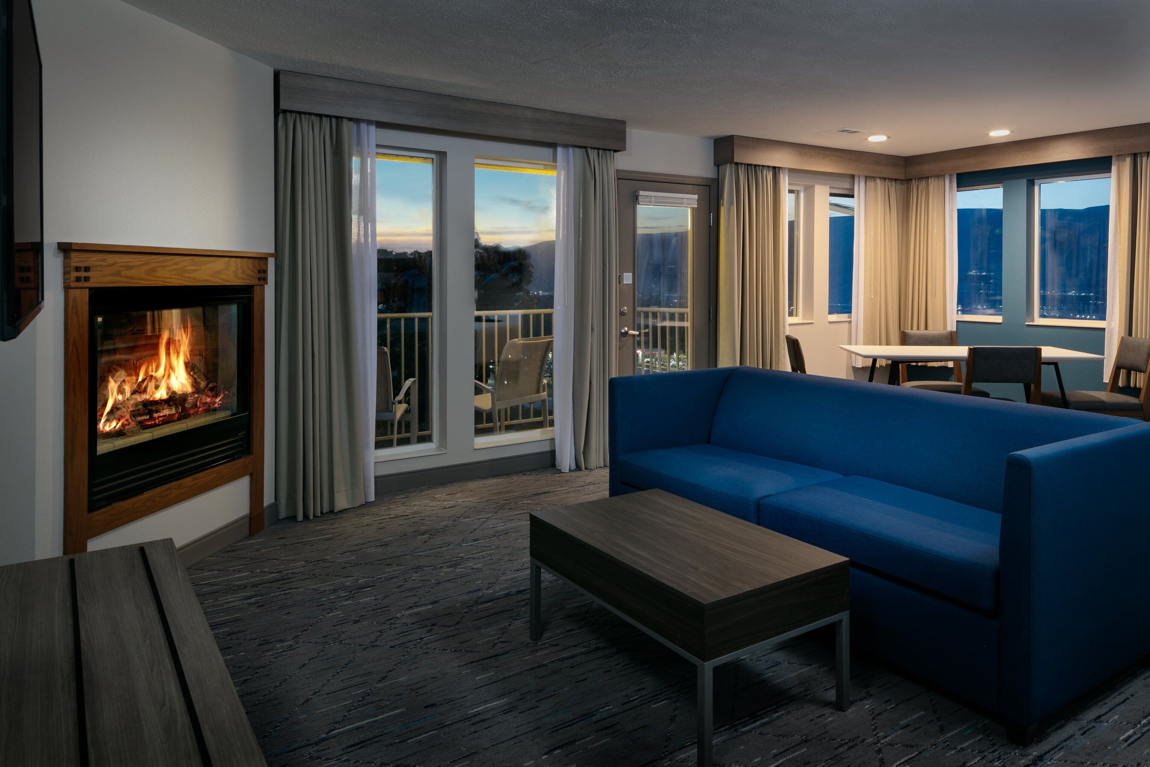 Escritorio, cortinas blackout y tabla de planchar con plancha 