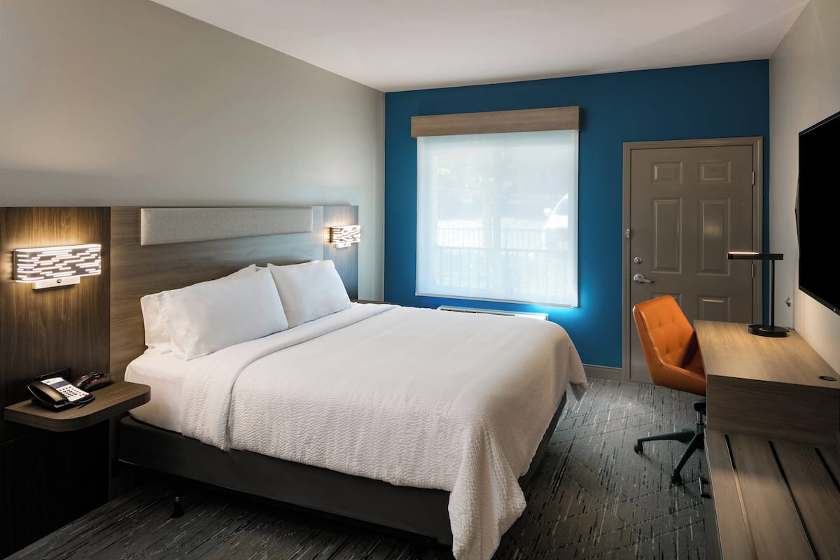 Standard Room, 1 King Bed | 1 bedroom, desk, blackout drapes, iron/ironing board