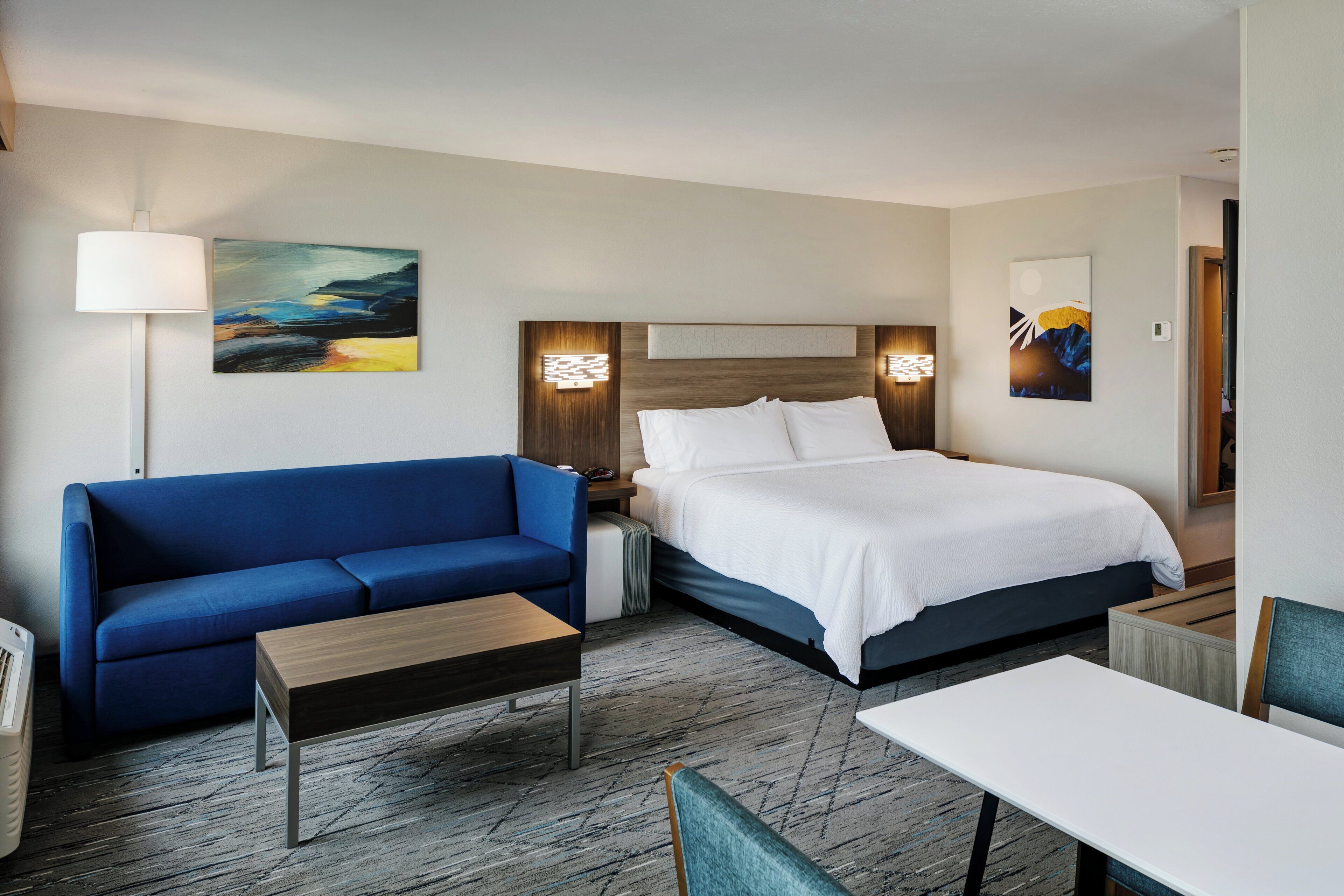 Skrivebord, blendingsgardiner og strykejern/-brett