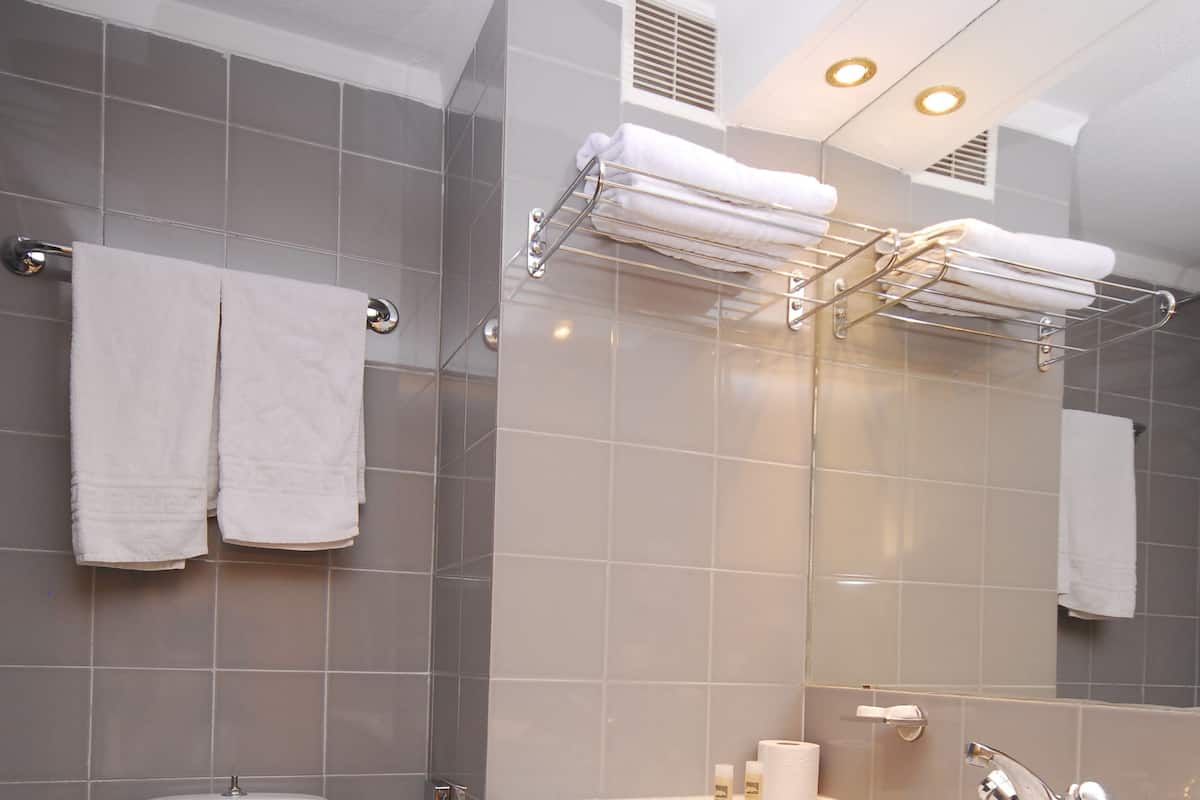 Zimmersafe, VerdunkelungsvorhÀnge, kostenlose Babybetten