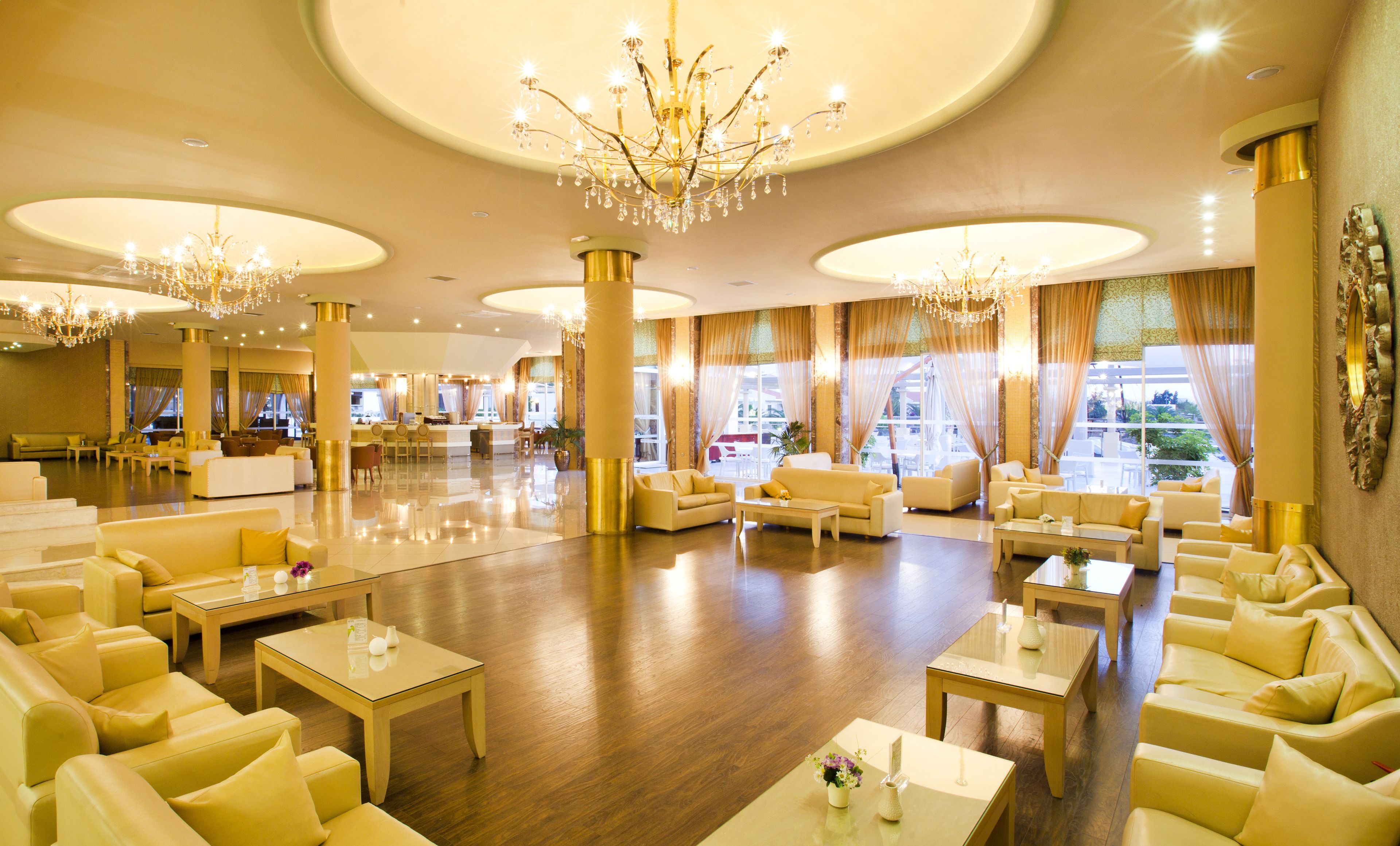 3 barer/lounger, 2 bassengbarer og strandbar