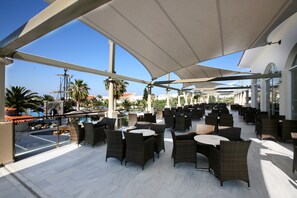 3 bars/lounges, 2 poolside bars, beach bar