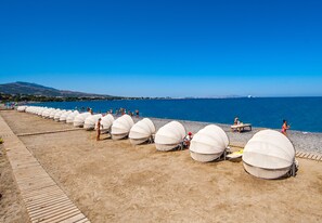 Plage, cabines (en supplément), chaises longues, parasols