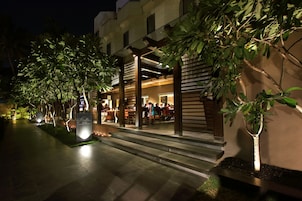 Fachada de la propiedad por la tarde o noche