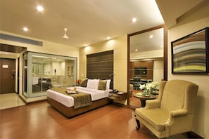 Signature Suite | Living area | 32-inch flat-screen TV with cable channels, TV