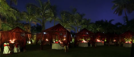 2 restaurantes; se sirven desayunos, almuerzos y cocina internacional