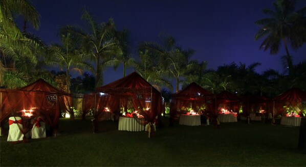 2 restaurants, breakfast, lunch, dinner served; international cuisine 