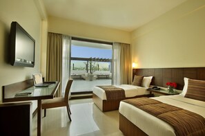 Minibar, in-room safe, individually decorated, individually furnished - Hotel Express Residency (Vadodara)