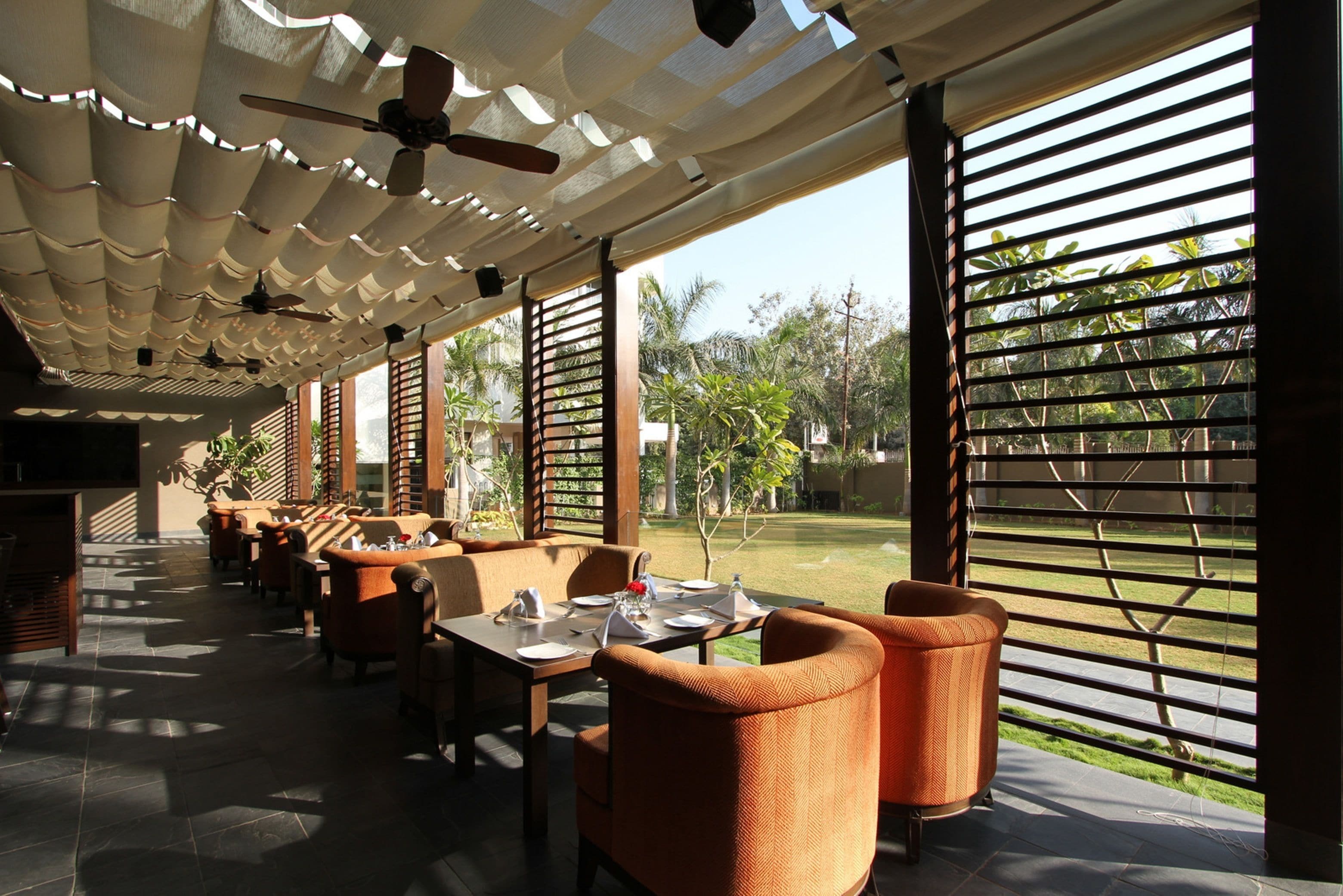 2 restaurants, breakfast, lunch, dinner served; international cuisine 