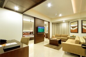 Suite | Living area | 32-inch flat-screen TV with cable channels, TV