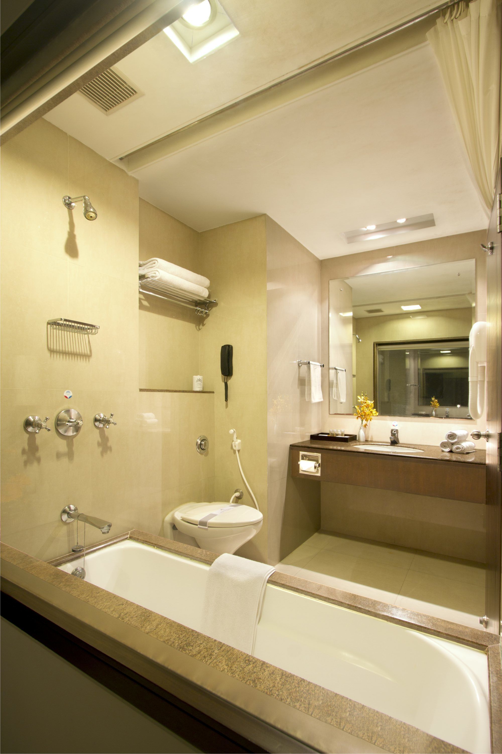 Ein modernes Badezimmer mit Badewanne, Waschbecken und Toilette.