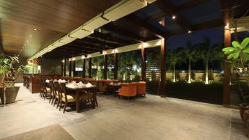 2 restaurants, breakfast, lunch, dinner served; international cuisine