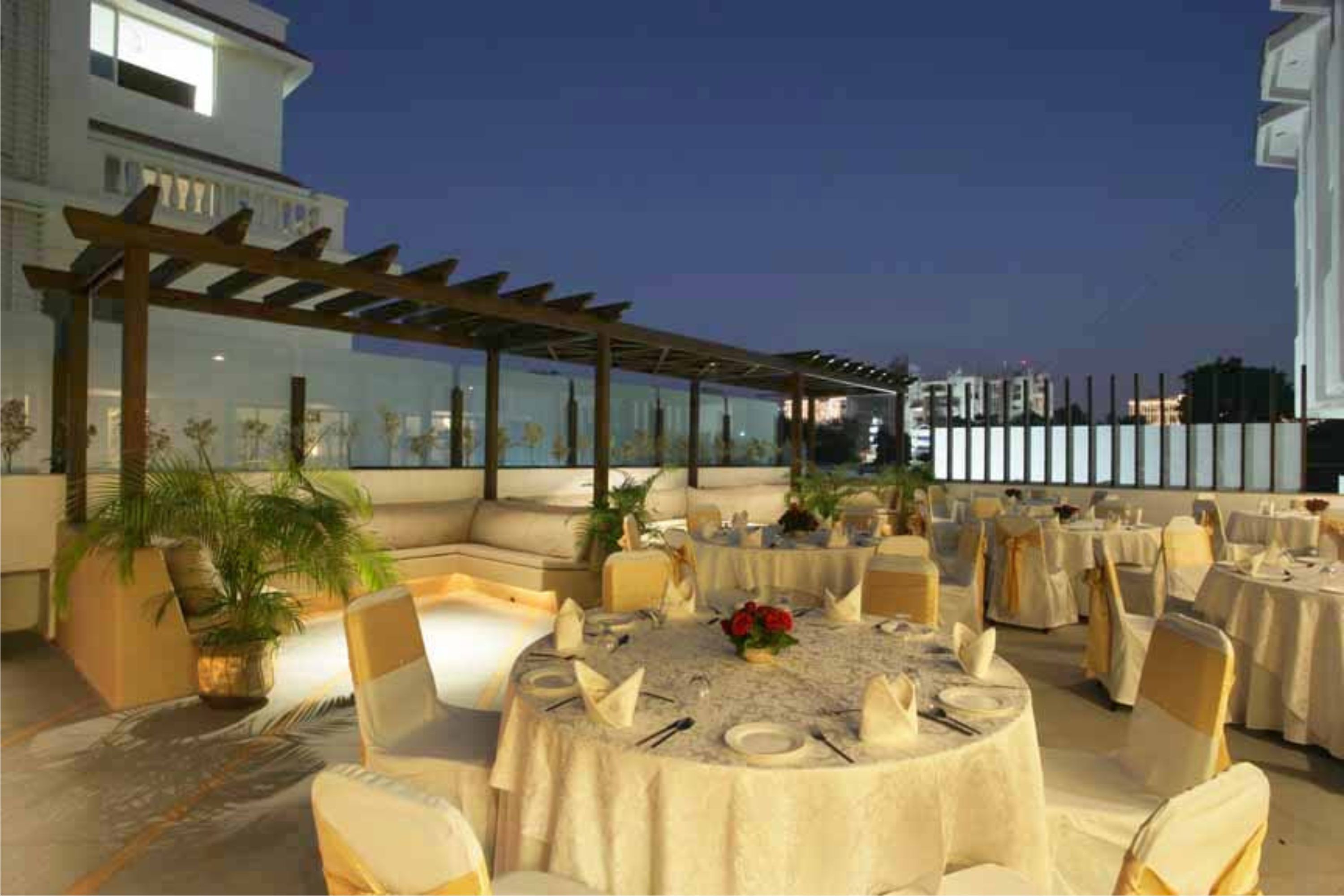 2 restaurants, breakfast, lunch, dinner served; international cuisine 