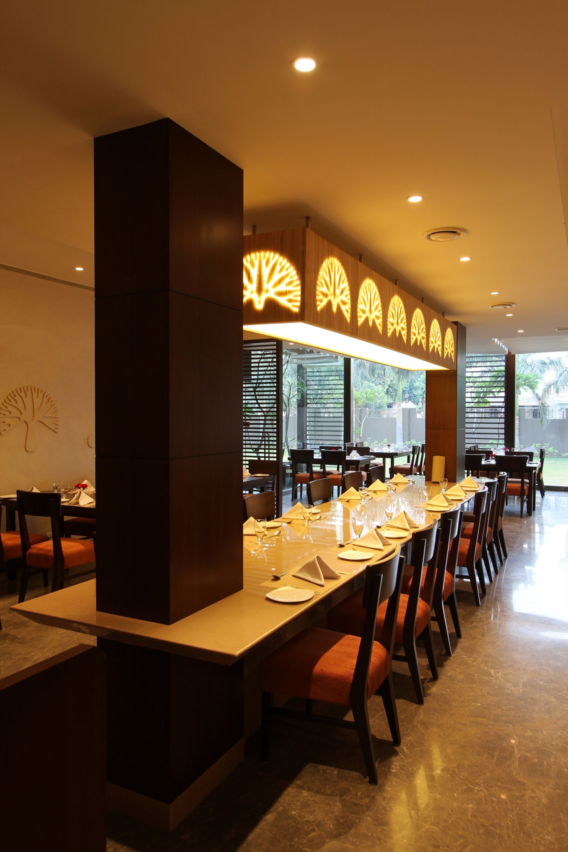 2 restaurants; breakfast, lunch and dinner served 