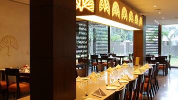 2 restaurants; breakfast, lunch and dinner served