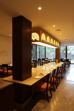 2 restaurants, breakfast, lunch, dinner served; international cuisine 