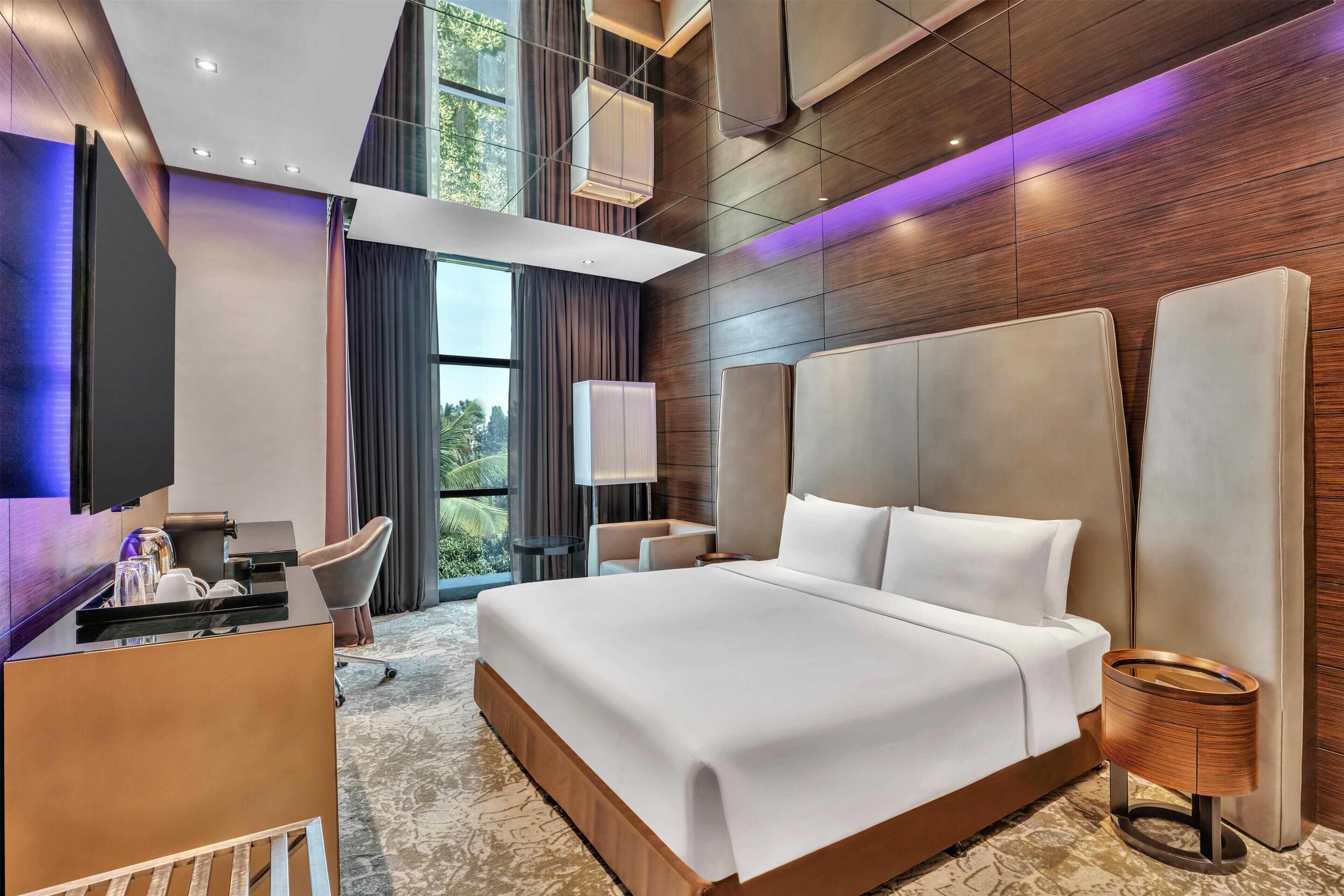 Hypo-allergenic bedding, minibar, in-room safe, desk