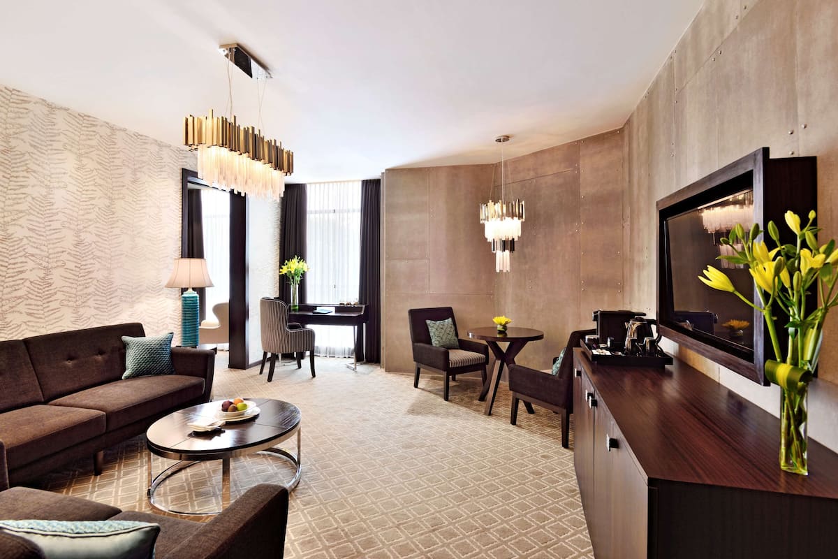 Suite | Hypo-allergenic bedding, minibar, in-room safe, desk