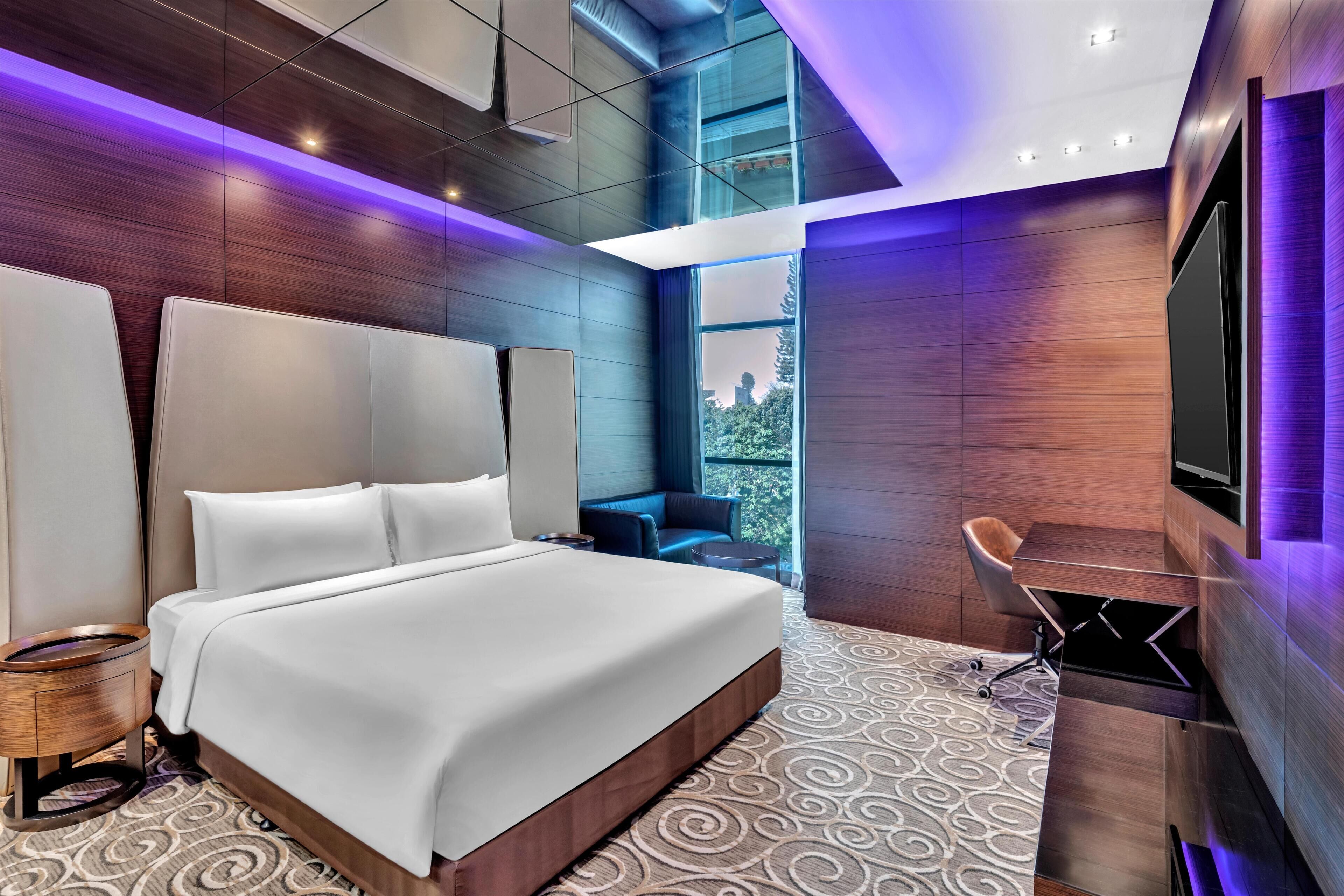 Hypo-allergenic bedding, minibar, in-room safe, desk