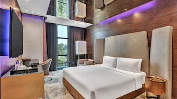 Business Room (Business Class) | Bathroom | Rainfall showerhead, free toiletries, hair dryer, bathrobes