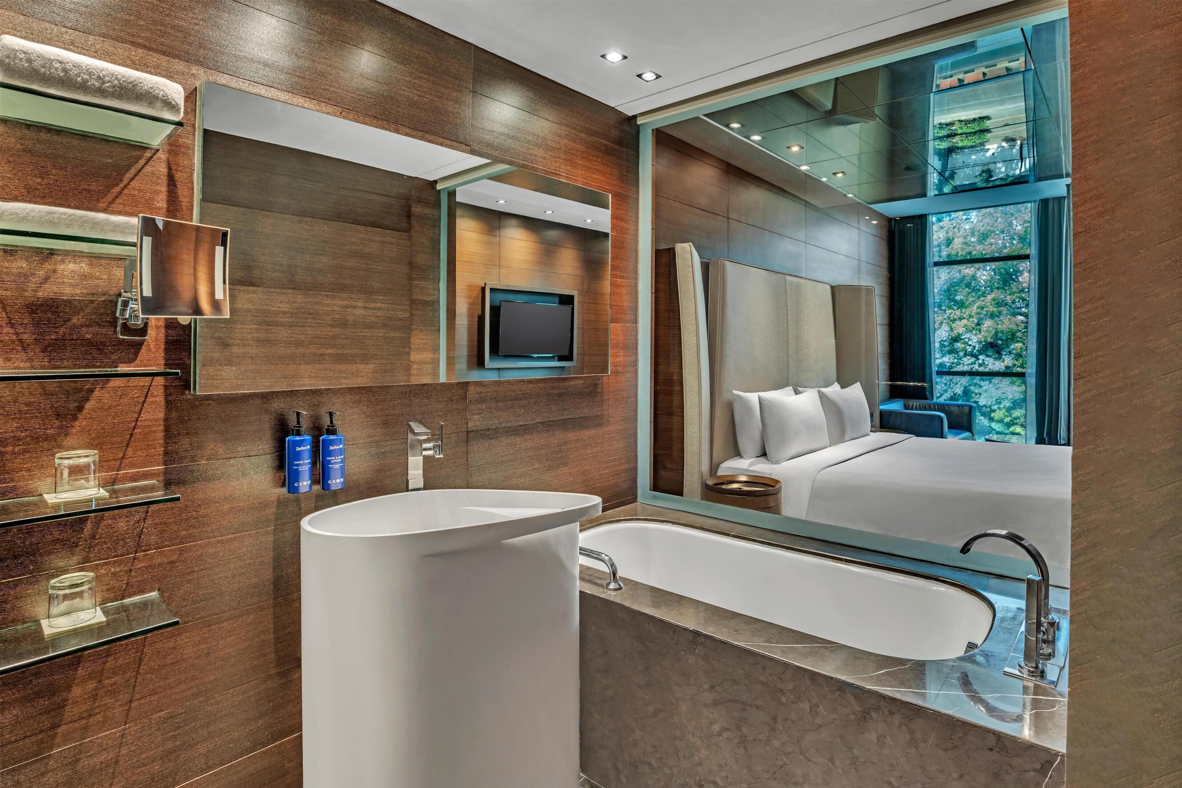 Deluxe Room | Bathroom