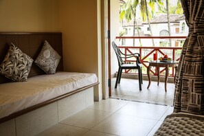 Deluxe Room | Living area | 32-inch LCD TV with cable channels, TV