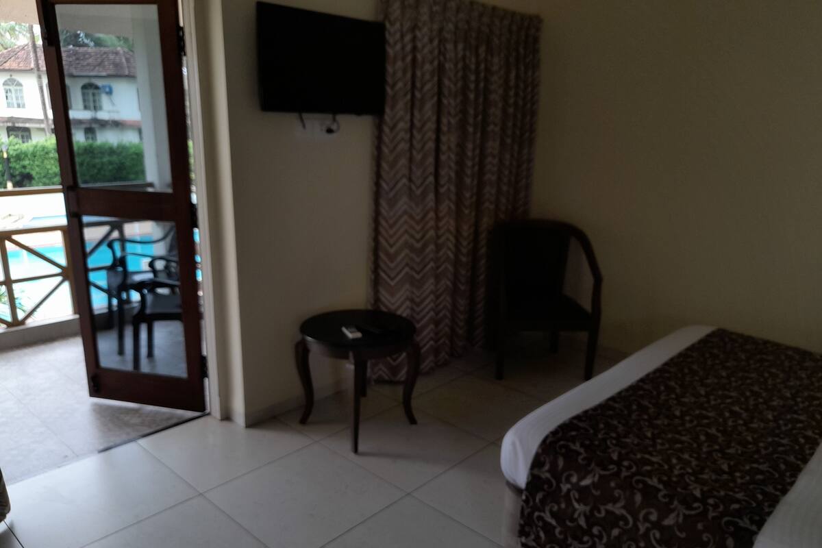 行政双人房, 1 张双人床, 泳池景观, 池畔 | 高档床上用品、客房内保险箱、遮光窗帘、隔音