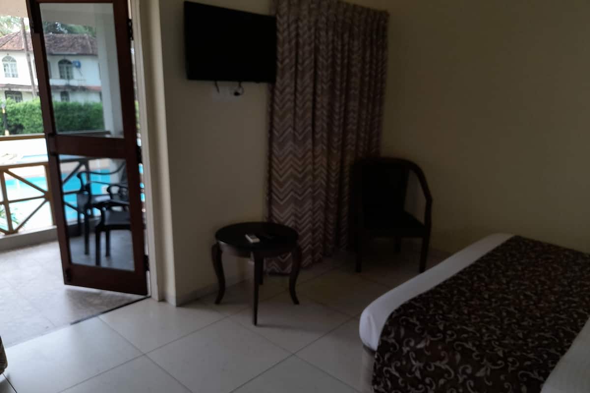 Executive Double Room, 1 Double Bed, Pool View, Poolside | 2 bedrooms, premium bedding, in-room safe, desk