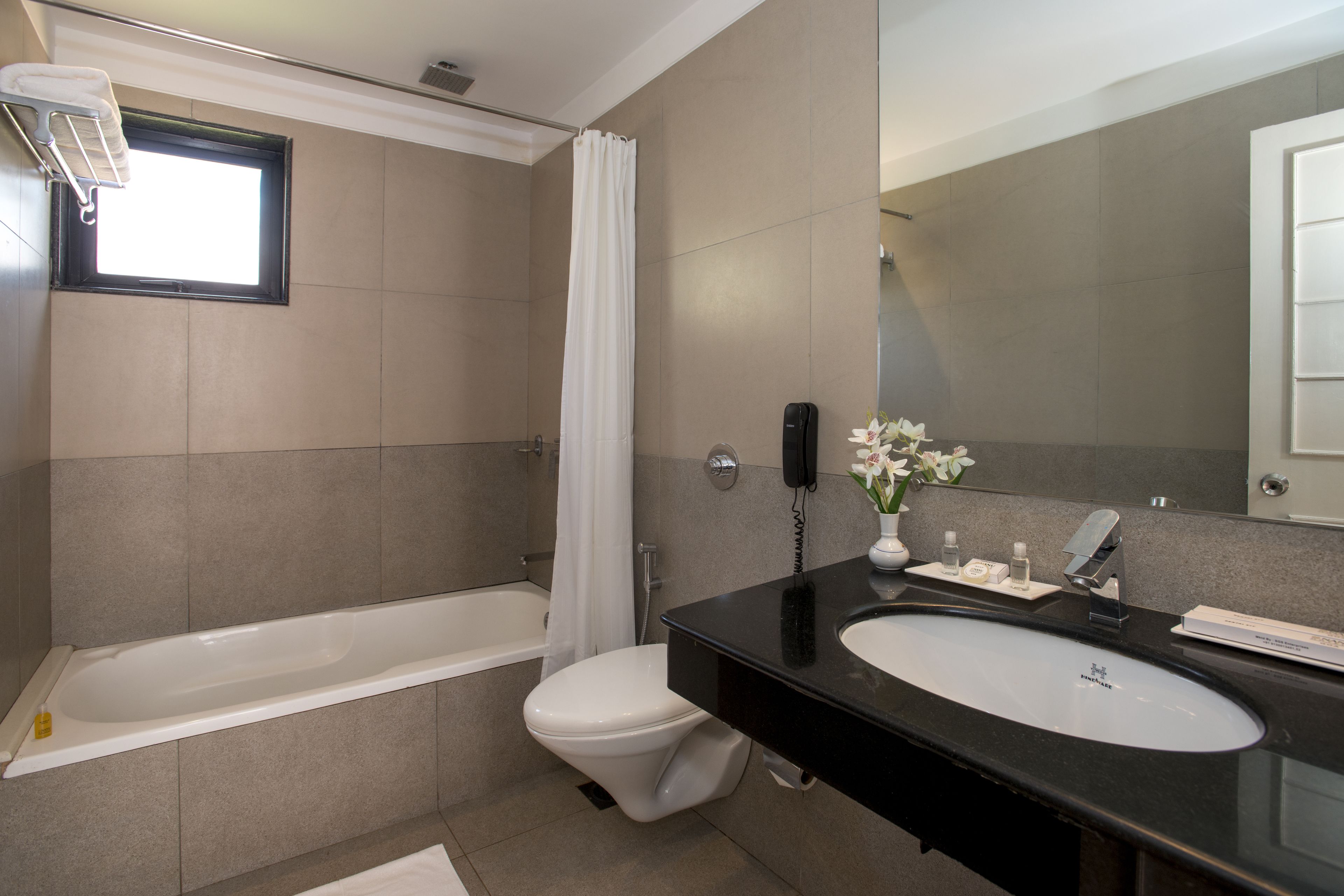 Un baño moderno con bañera, inodoro y lavamanos.