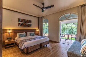 Ropa de cama de alta calidad y caja de seguridad en la habitación