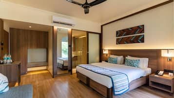 Premier-huone | Ylelliset vuodevaatteet, tallelokero huoneessa, työpöytä, pimennysverhot